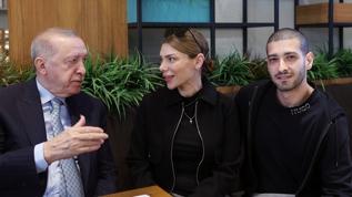 Cumhurbaşkanı Erdoğan, Beyoğlu'nda bir kafede vatandaşlarla sohbet etti