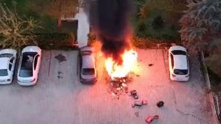 Diyarbakır'da korkutan yangın: Park halindeki araç alev alev yandı