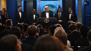 Trump'ın katıldığı programda silah sesleri! Salondan çıkarıldı