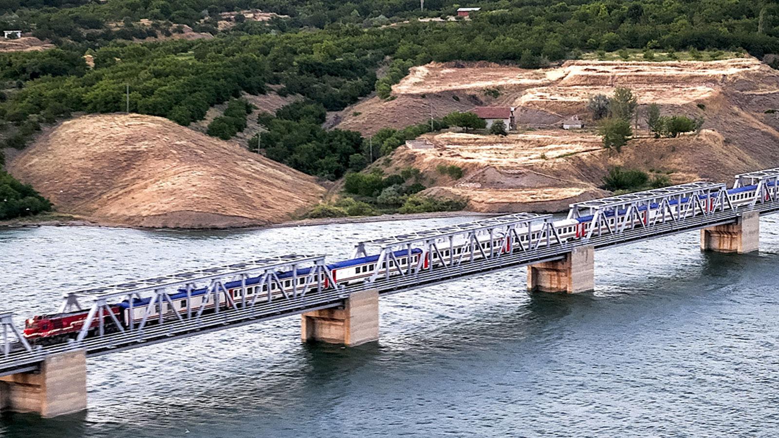 Cıvata kullanılmadan yapıldı! Fırat Demir Yolu Köprüsü 40 yıldır rayların yükünü taşıyor