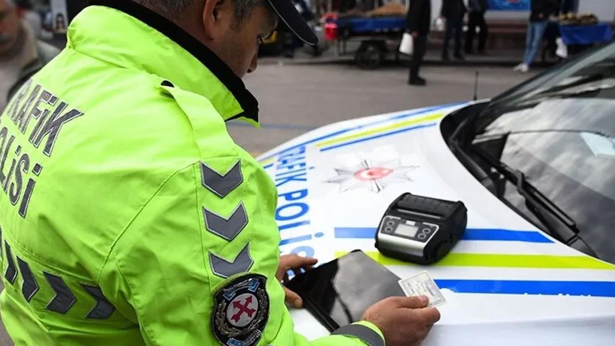 Trafikte kavganın faturası ağır oldu! Ehliyetlerine el konuldu, pazar cezası verildi