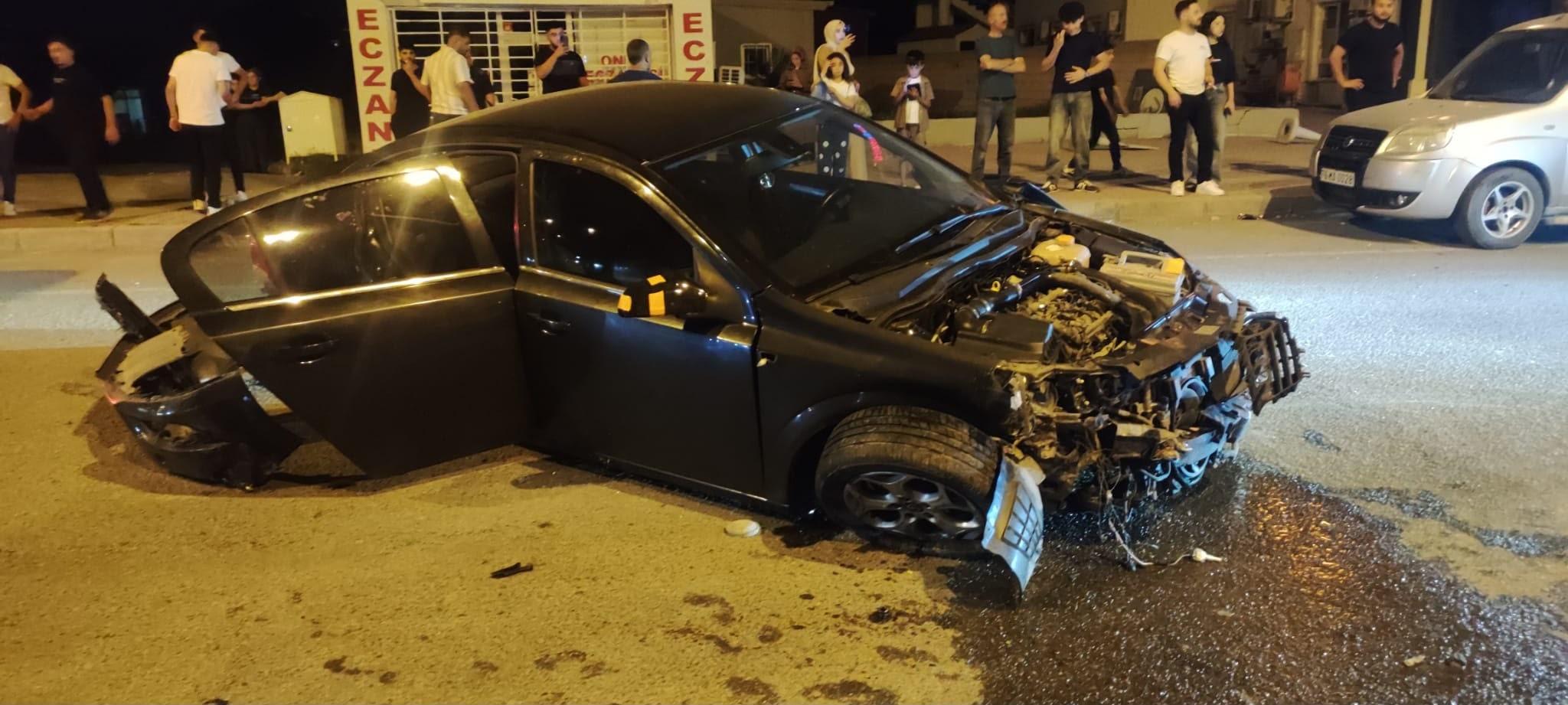 Iğdır'da otomobil aydınlatma direğine çarptı: 3 yaralı