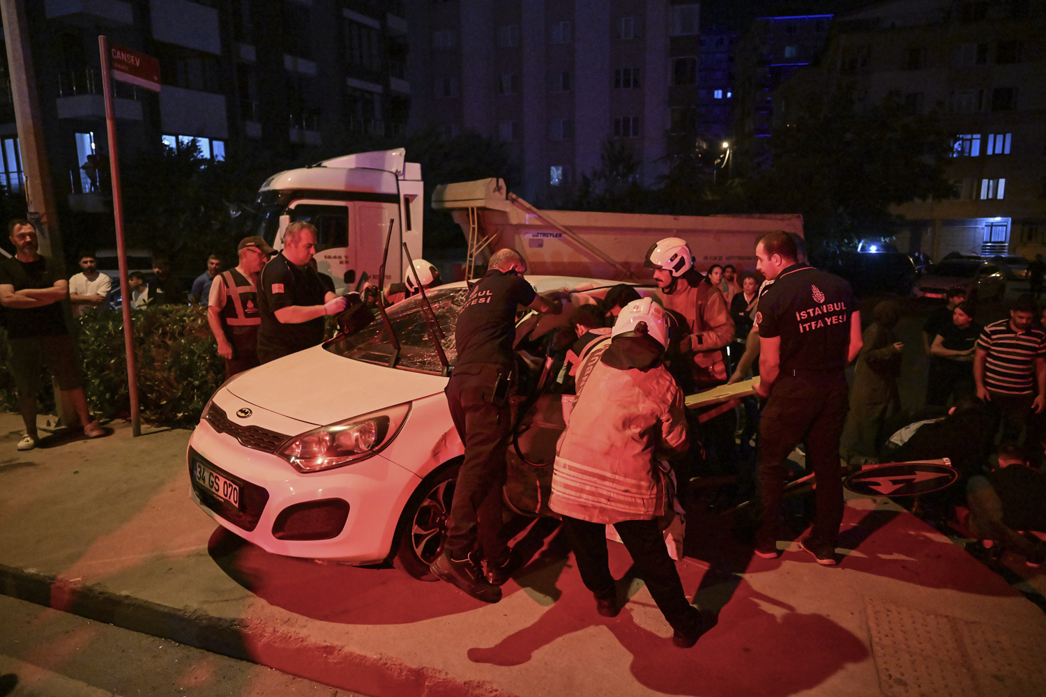 Ümraniye'de kamyon ile otomobilin çarpıştığı kazada 1'i ağır, 4 kişi yaralandı