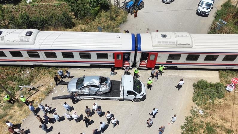 Muş'ta trenin çarptığı otomobilde 3 kişi yaralandı