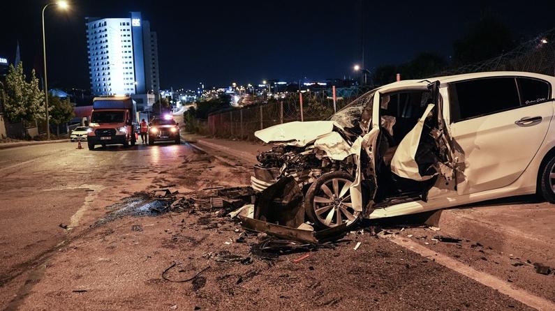 Sancaktepe'de ters yönden gelen otomobil, 2 araca çarptı: 2'si ağır 5 yaralı