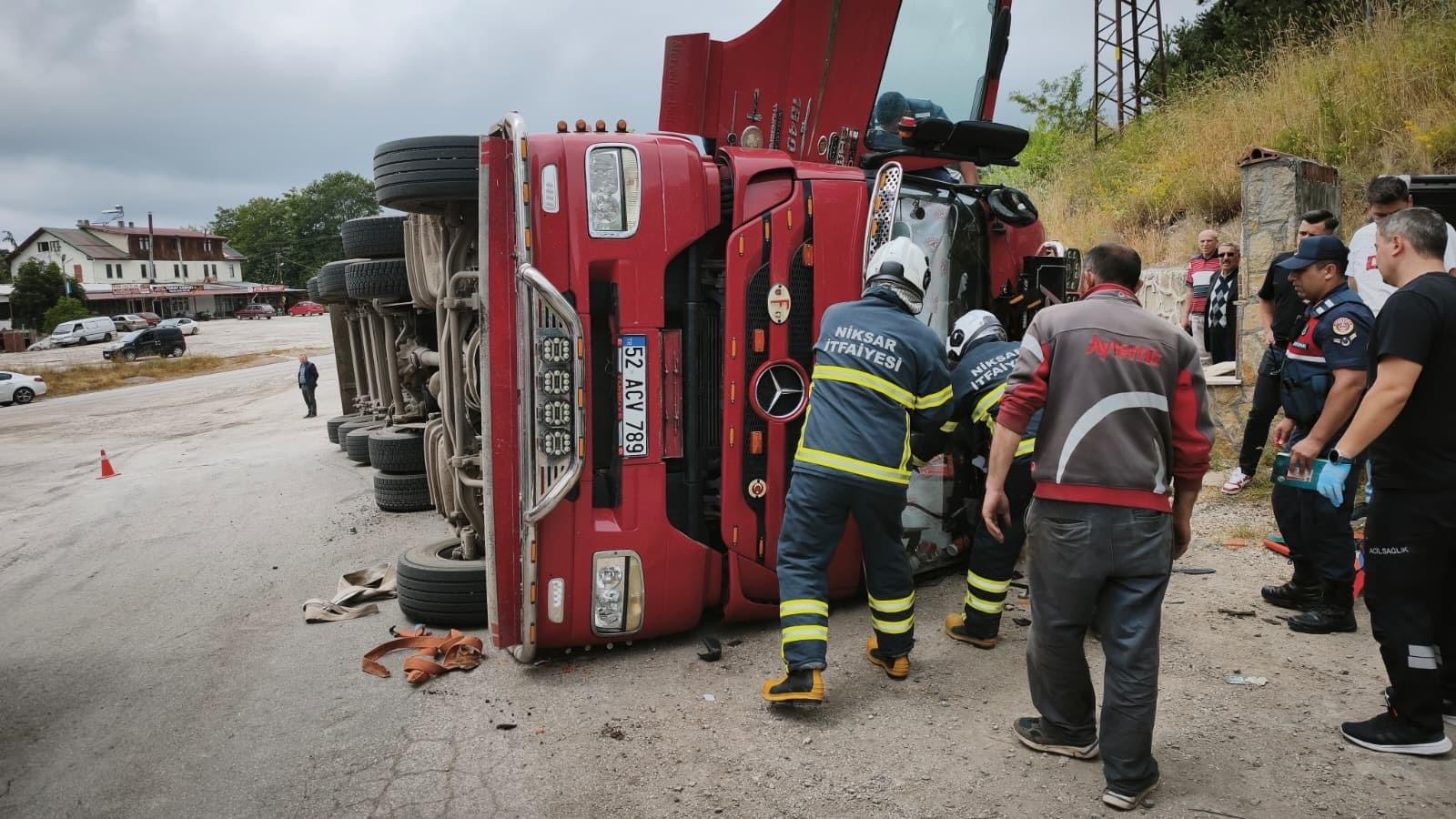Tokat'ın Niksar ilçesinde kamyonet devrildi: 3 yaralı