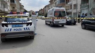 Üvey annesi ile kız kardeşinin boğazını keserek öldürdü