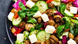 Salataları daha sağlıklı yapan 10 anti-inflamatuar gıda açıklandı