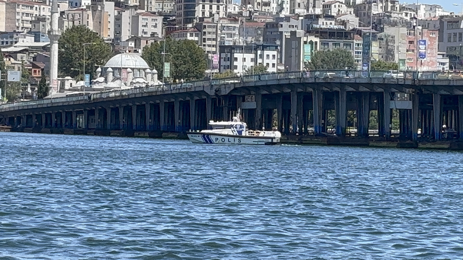 Haliç'te yolcu teknesi Unkapanı Köprüsü'ne çarptı: 32 yaşındaki görevli hayatını kaybetti