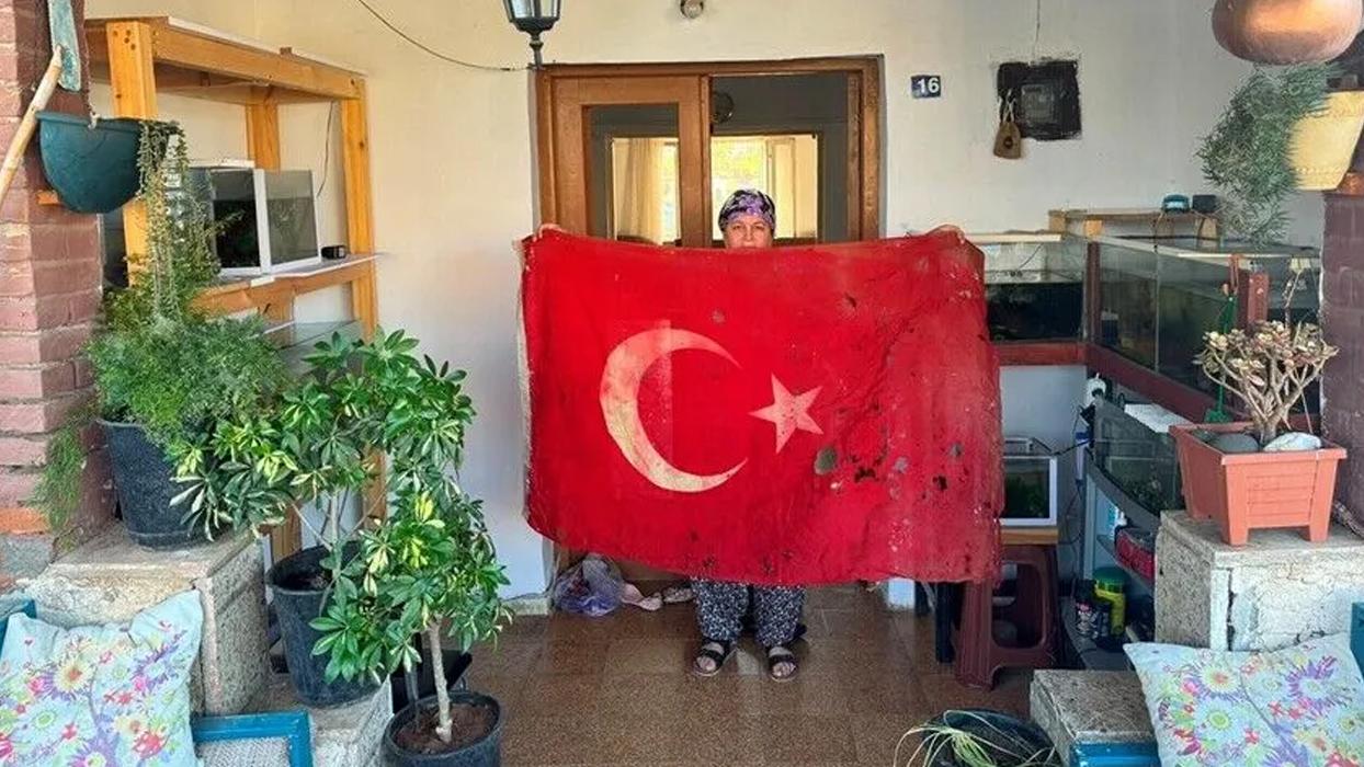 Kıbrıs Barış Harekatı'nda Mehmetçiğin kullandığı Türk bayrağını sandığında 36 yıldır saklıyor