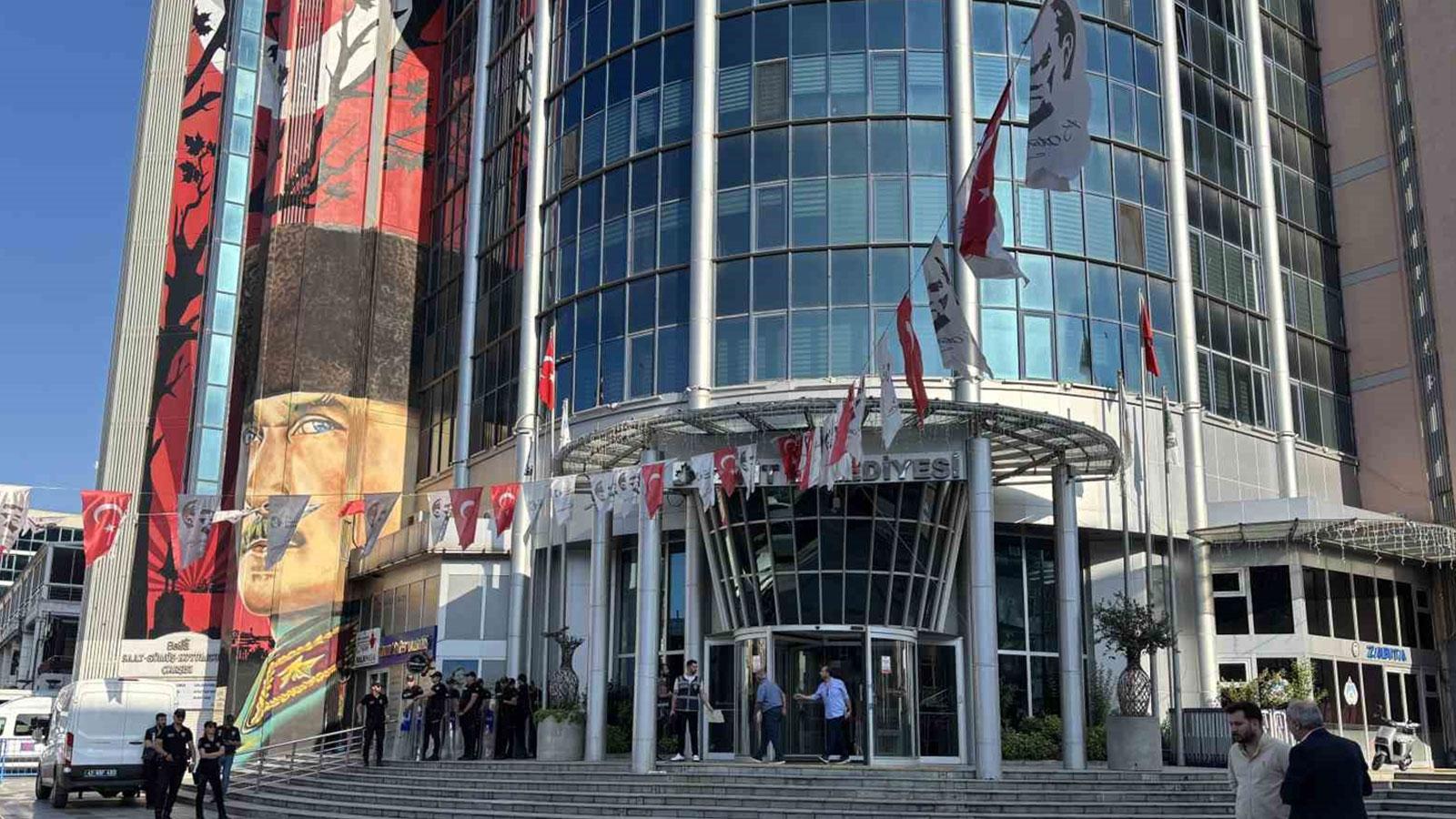 İzmit Belediyesine 'yolsuzluk' operasyonu: Fatma Kaplan Hürriyet dahil 21 kişiye tutuklama talebi