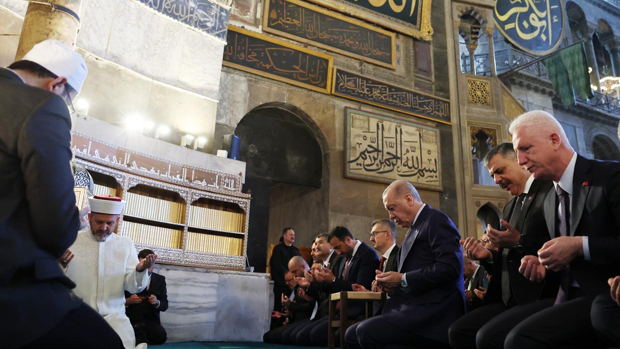 Cumhurbaşkanı Erdoğan'dan Ayasofya için özel takdim! Daha önce görülmemiş fotoğraflarla raflarda