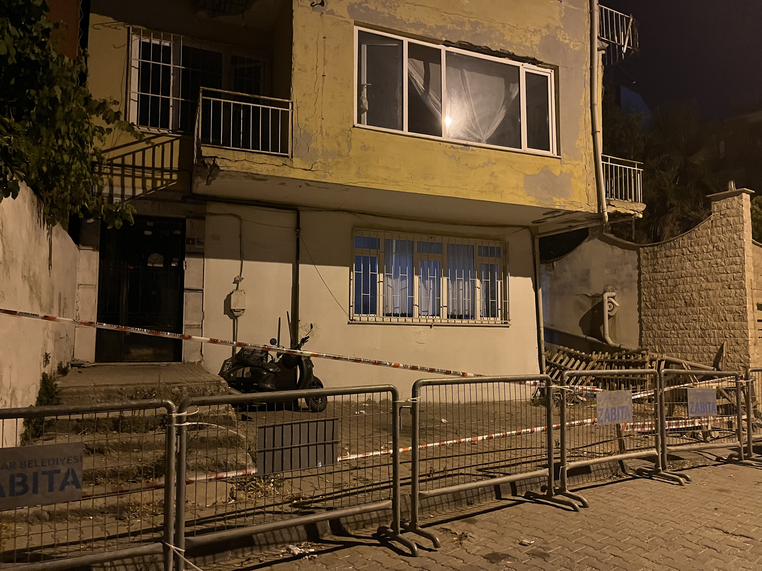 Üsküdar'da 4 katlı binanın balkonunda kısmi çökme meydana geldi