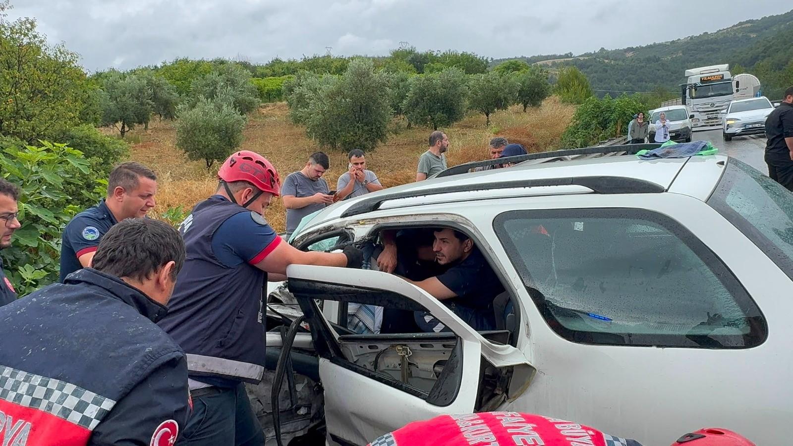 Kontrolden çıkan otomobil, önündeki tıra çarptı: 1 ölü, 2 yaralı