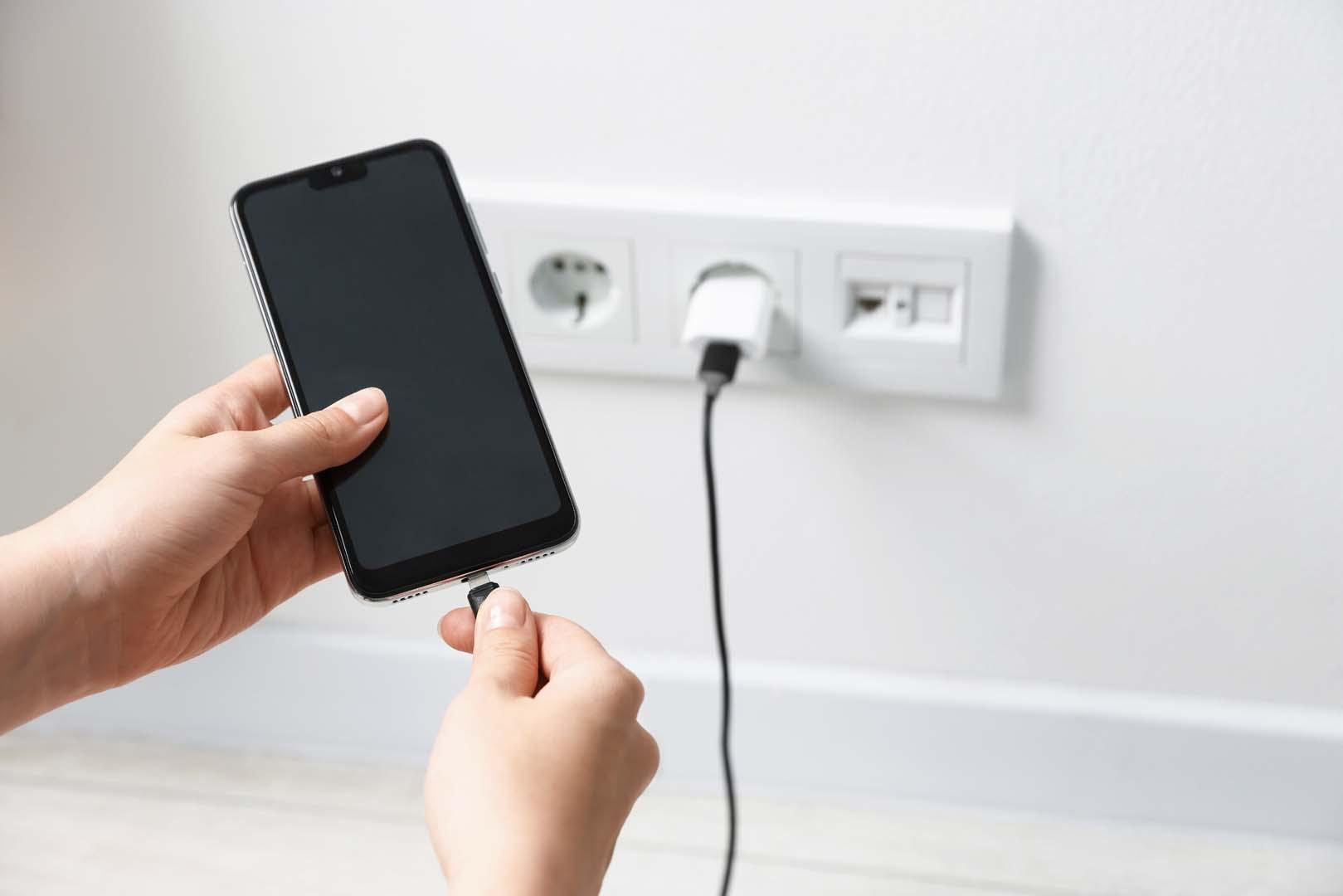 Telefonu gece boyunca şarjda bırakmak gerçekten zararlı mı?
