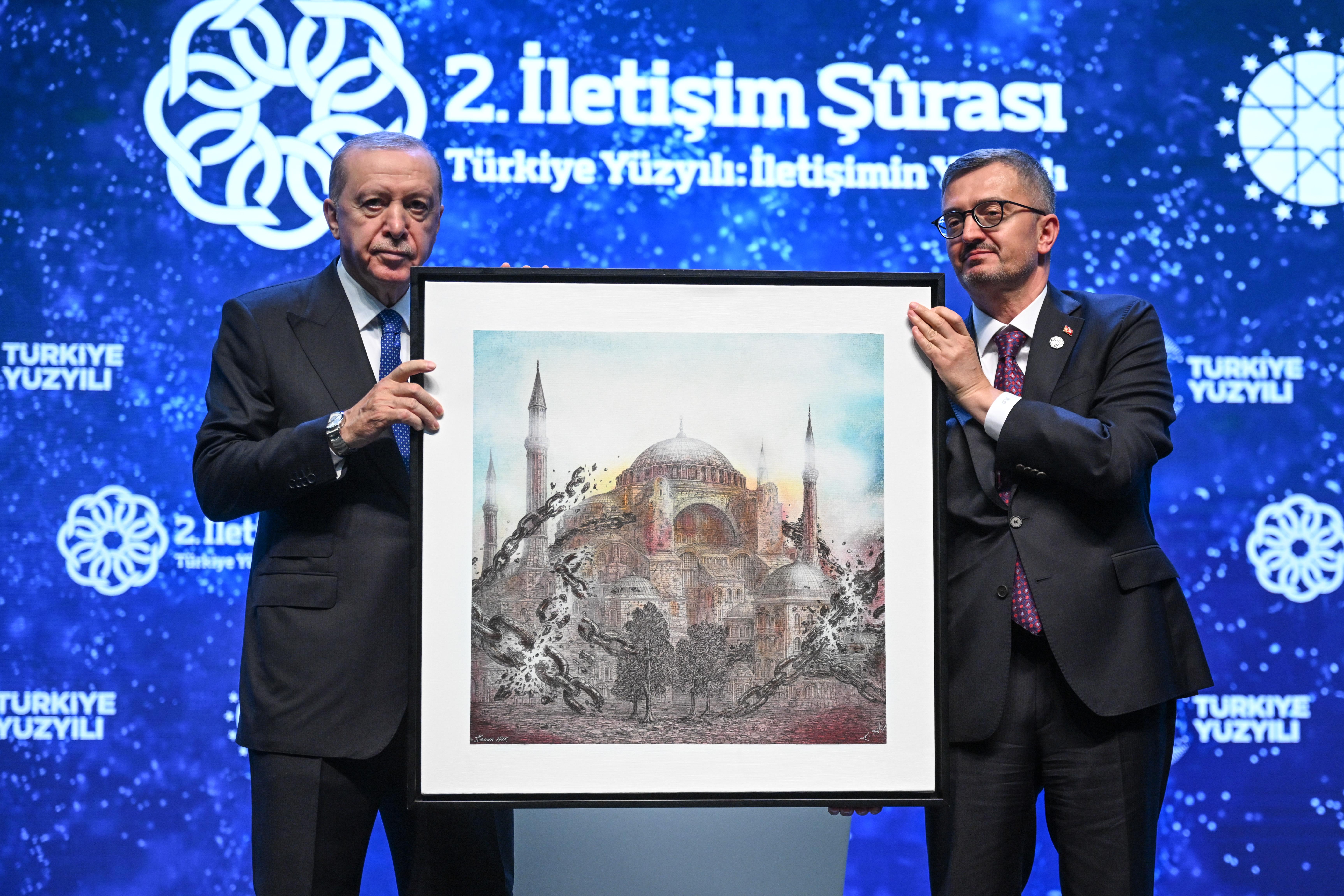 İletişim Başkanı Duran'dan Cumhurbaşkanı Erdoğan'a anlamlı hediye