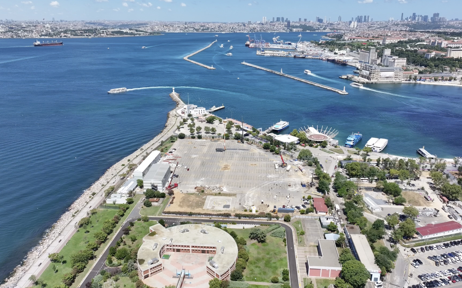 7 bin kişinin aynı anda ibadet edecek! Kadıköy Rıhtım Camii için ilk kazma vuruldu