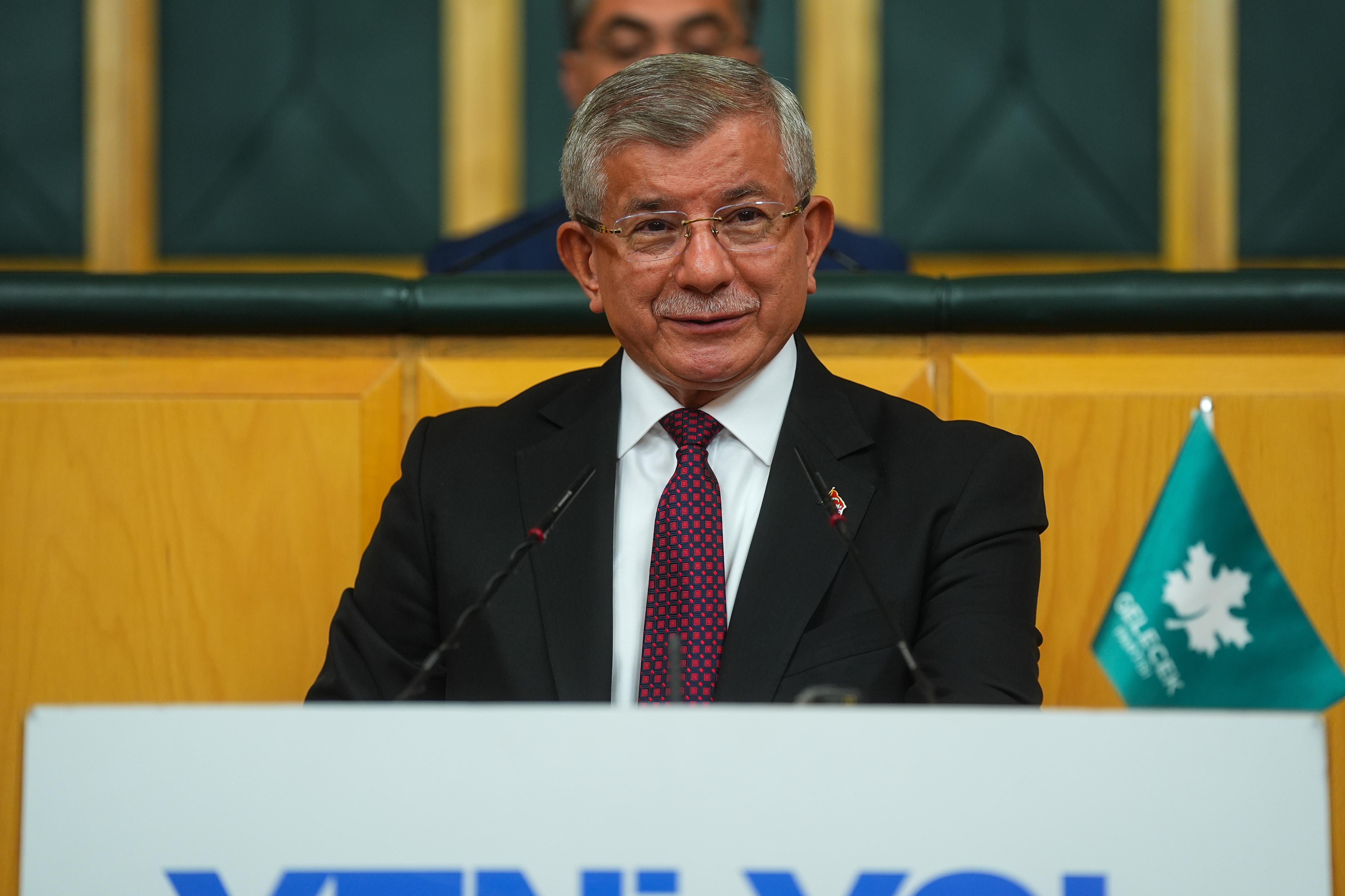 Ahmet Davutoğlu siyaseti bıraktı! Gelecek Partisi feshedildi
