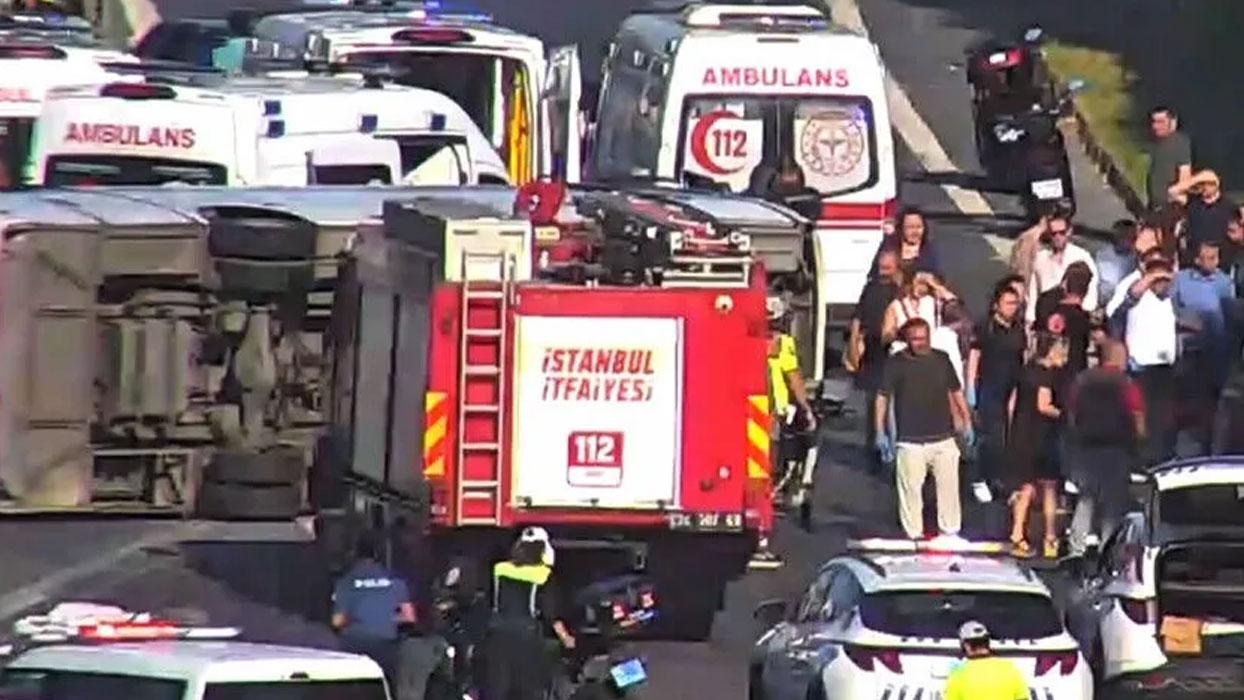İstanbul'da TEM Otoyolu'nda midibüs devrildi! Feci kazada yaralılar var