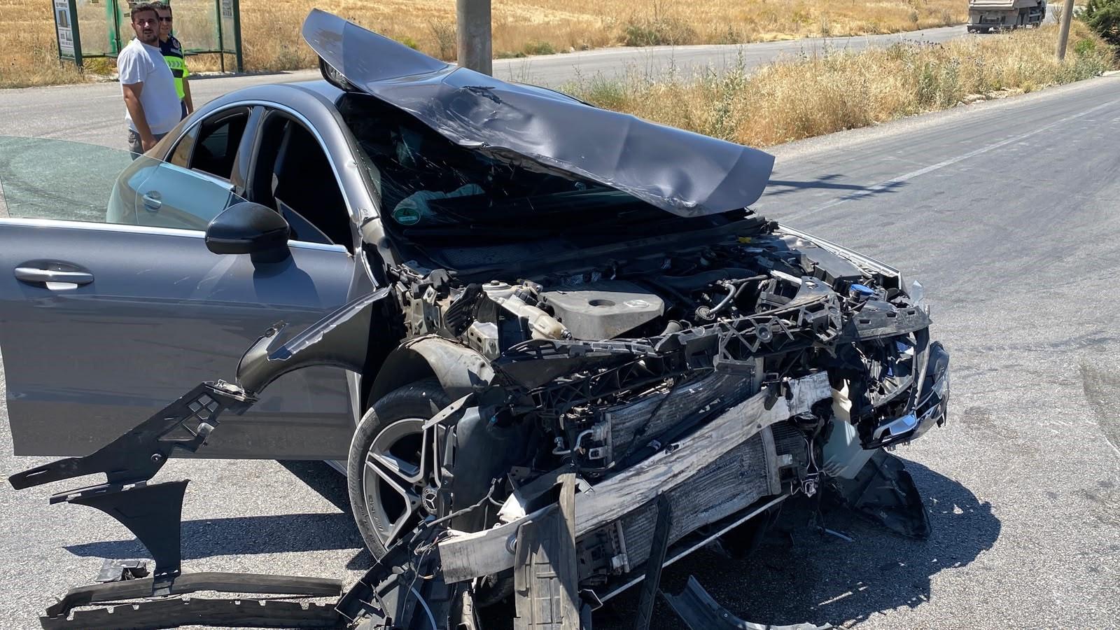 Elazığ'da yabancı plakalı araçla hafif ticari araç çarpıştı, 6 yaralı