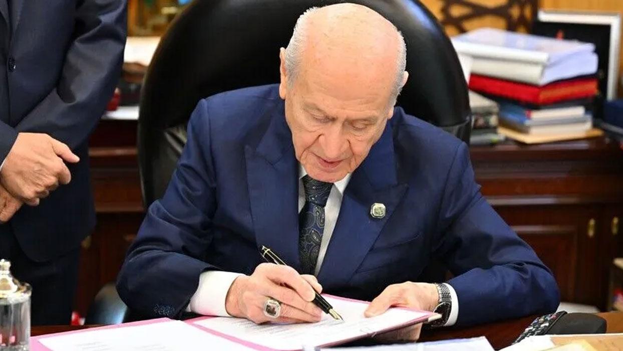 Terörsüz Türkiye için "Toplumsal Bütünleşme Yasası"na ilk imza MHP Genel Başkanı Bahçeli'den...