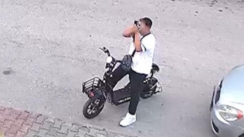Yavru kediyi önce öptü sonra elleriyle boğdu: Dehşet anları kamerada!