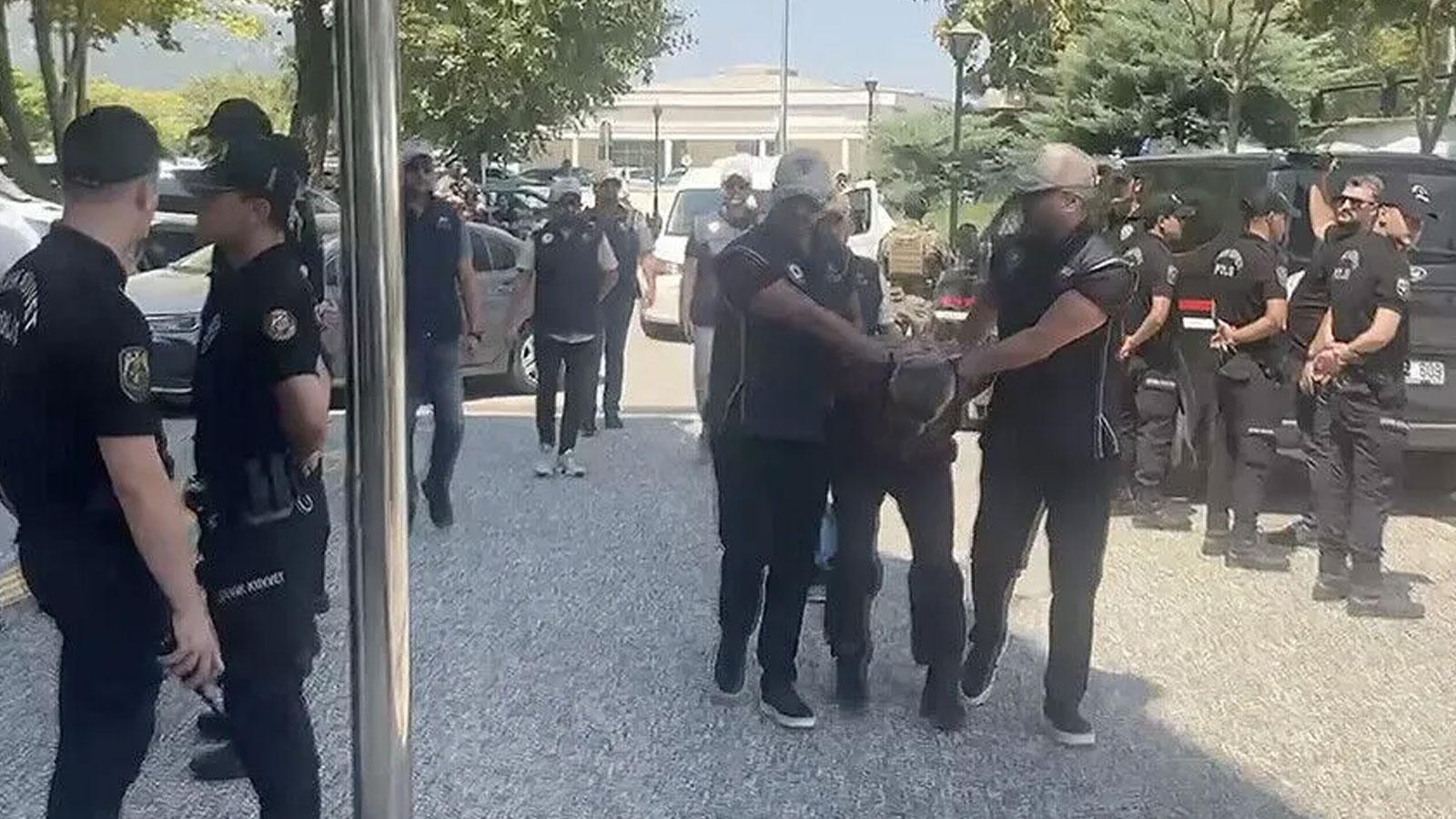 Cumhurbaşkanına suikast girişiminden aranan firari FETÖ üyesi adliyeye sevk edildi