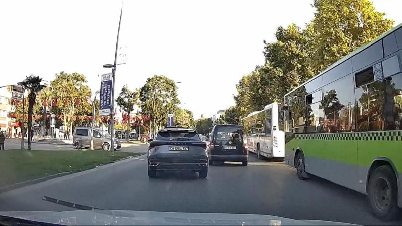 Faciaya davetiye çıkardı: Trafiğin yoğunluğuna aldırmadan makas attı