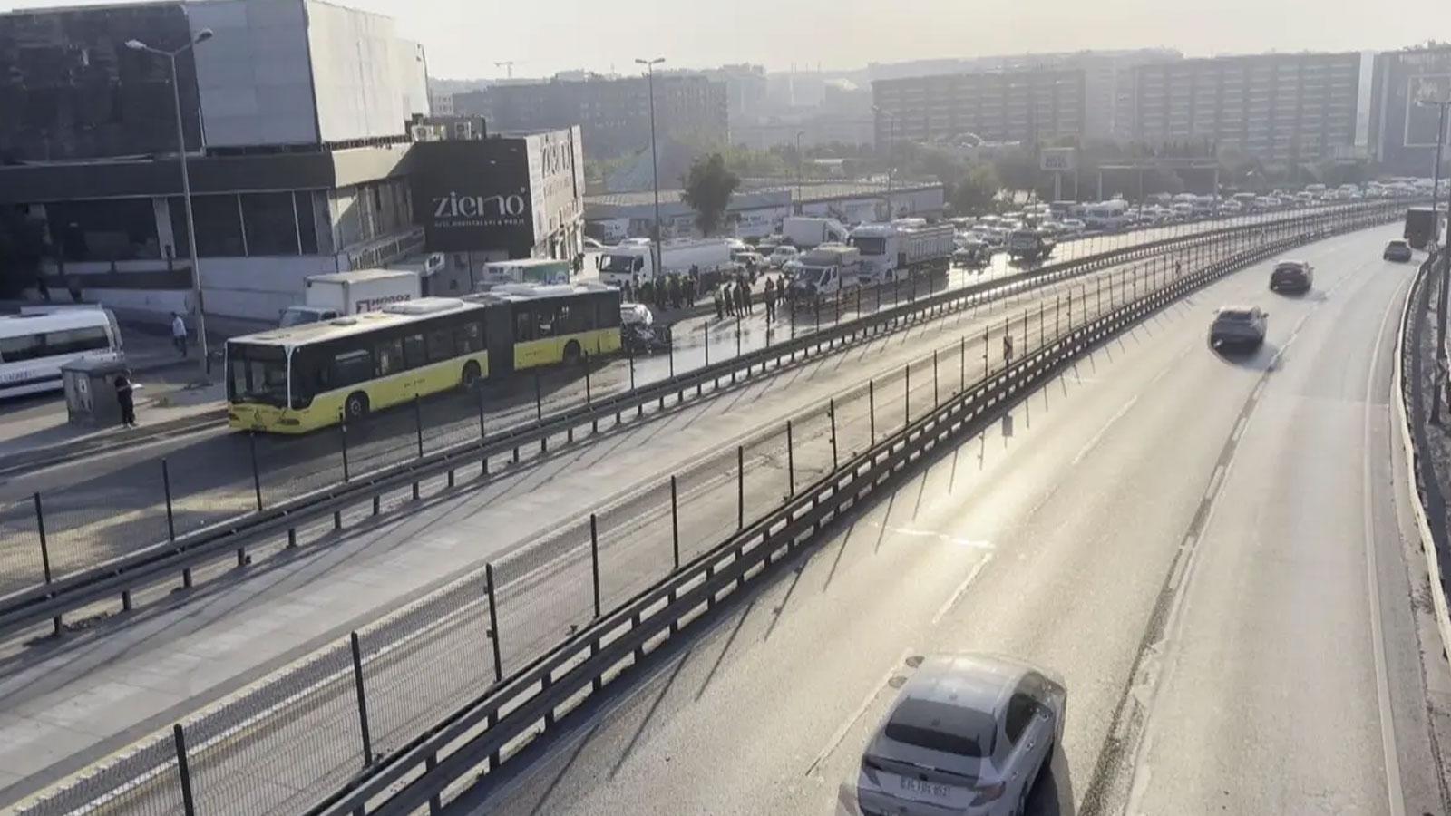 Küçükçekmece'de otomobil, İETT otobüsüne çarptı: 3 ölü