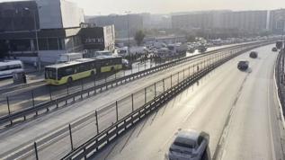 Küçükçekmece'de otomobil, İETT otobüsüne çarptı: 3 ölü