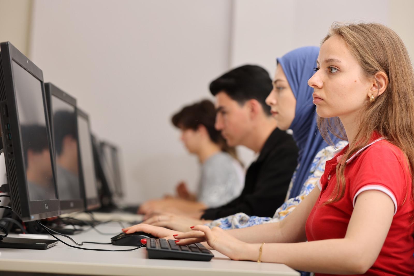 Tercih sürecinde sadece puan ele alınmamalı! FSM Vakıf Üniversitesi'nden gençlere altın tavsiye