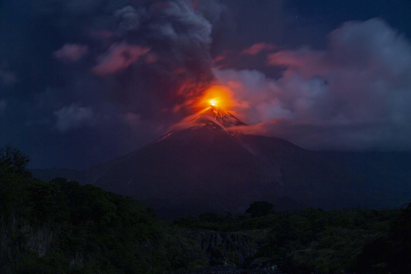 Guatemala'da Fuego volkanı alarmı! 1.700 kişi tahliye edildi