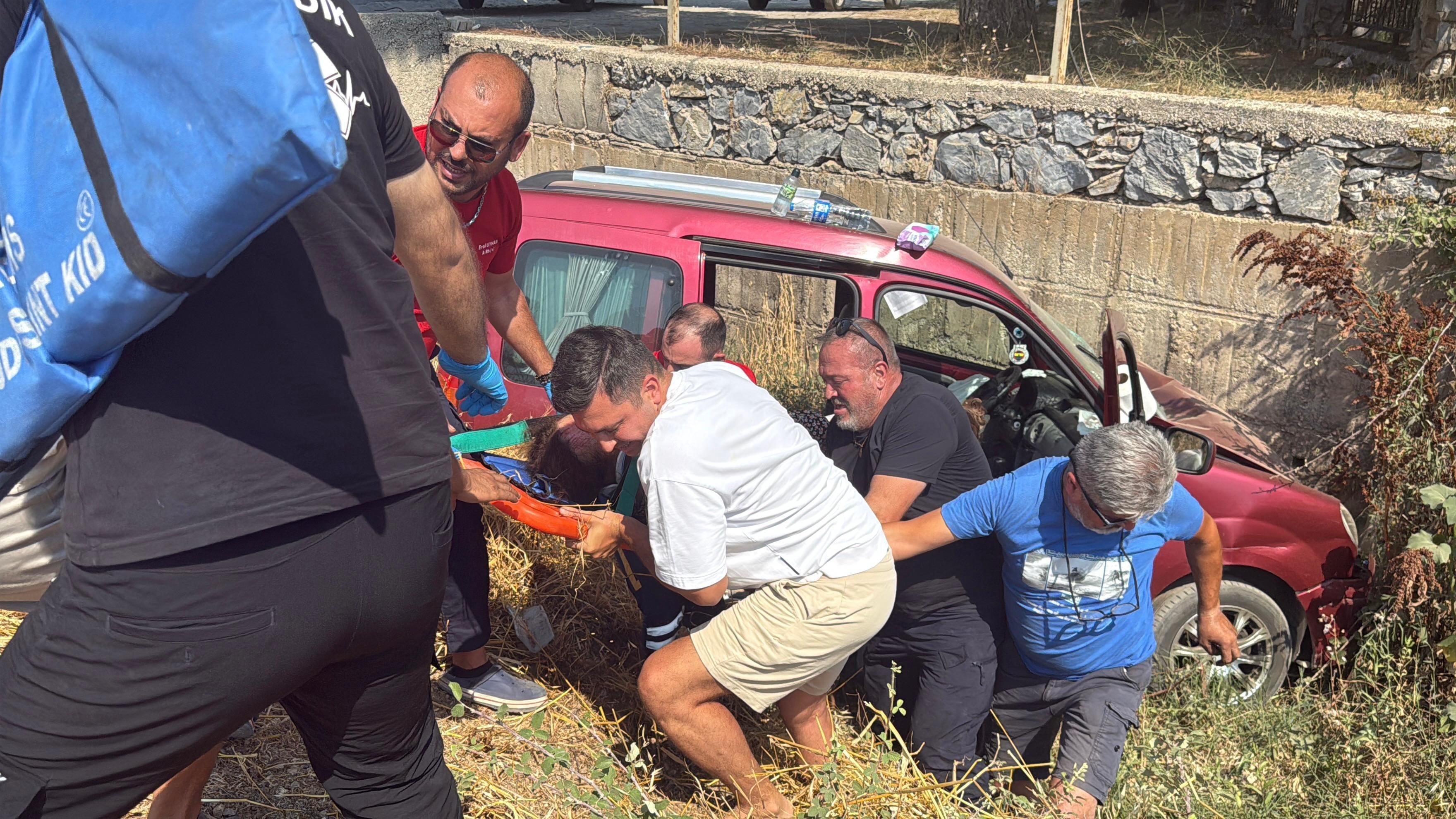 Muğla'da ticari aracın kontrolden çıkması sonucu dere yatağına uçtu: 2 yaralı