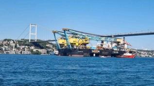 'Saipem 7000' İstanbul Boğazı'ndan geçti