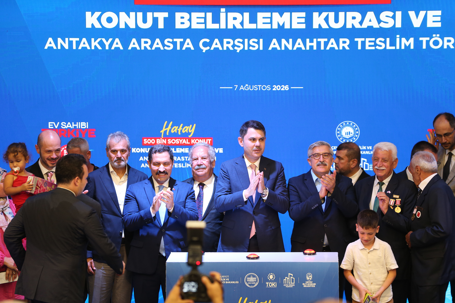 "Ahbap" ve "çavuşlara" asrın kapağı: Hatay'da hem kura çekildi hem dev teslimat yapıldı