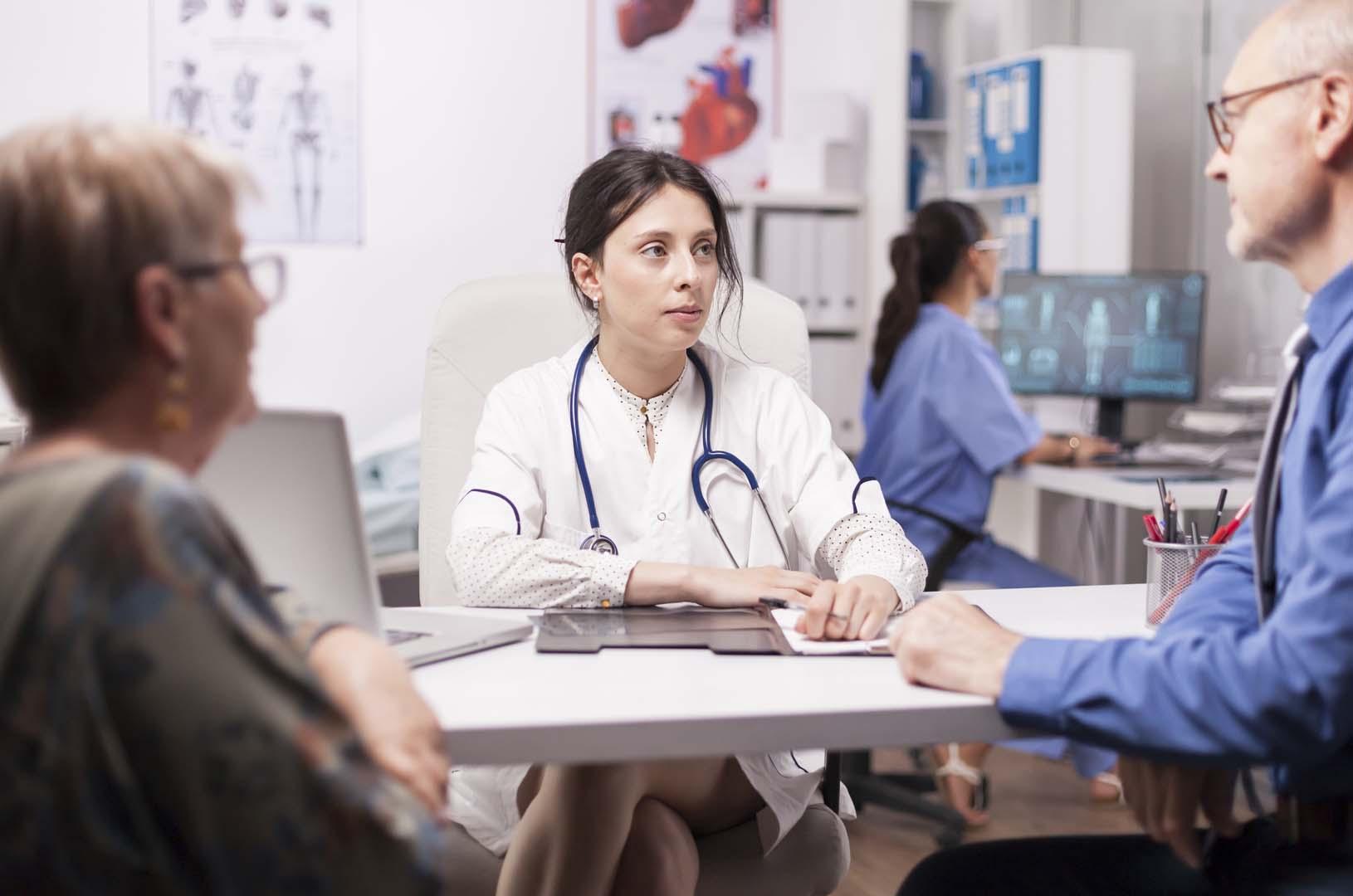 Doktor ziyaretlerinde birini yanınıza almanın 5 önemli faydası
