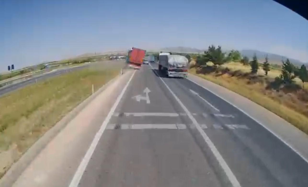 Konya'da 1 kişinin öldüğü, 10 kişinin yaralandığı kaza kamerada