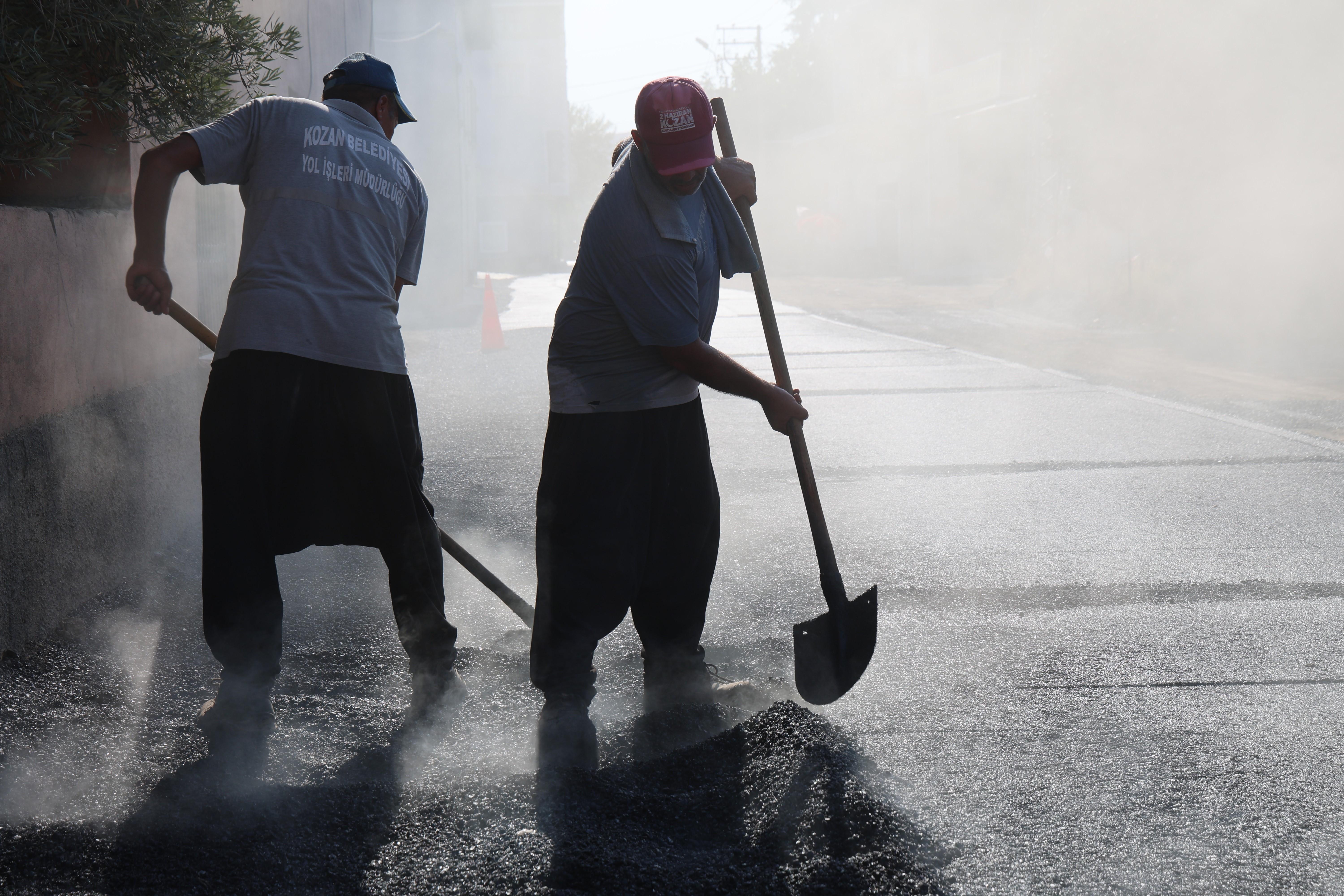 Asfaltta yumurta pişir! Adana'da zorlu mesai, hava 40, asfalt 200 derece