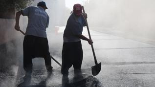 Asfaltta yumurta pişir! Adana'da zorlu mesai, hava 40, asfalt 200 derece