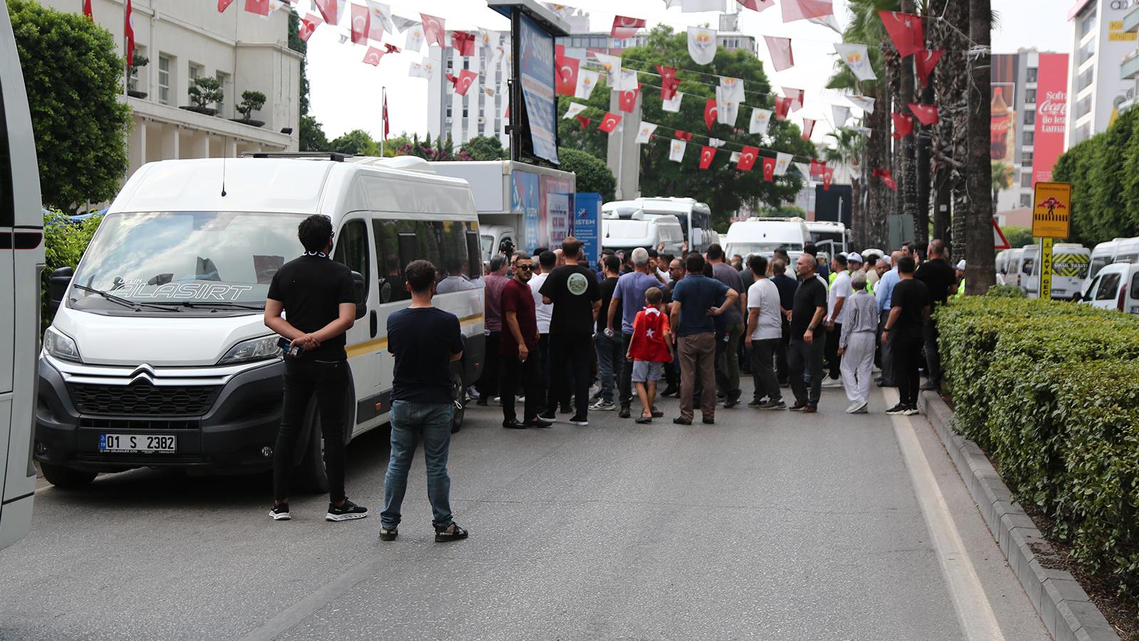 Belediye önünde "S plaka" arbedesi! İhtiyaç yokken ihaleye çıktılar