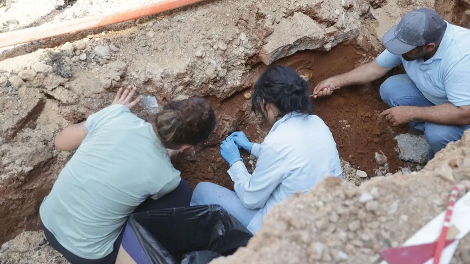 İş makineleri durduruldu! Asfaltın 40 santimetre altında bulundular
