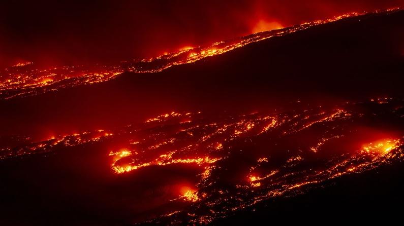 Etna Yanardağı'ndan tehlike çanları... Lav fışkırdı, kül bulutu çevreyi sardı! Sicilya'da alarm seviyesi kırmızıya çıktı