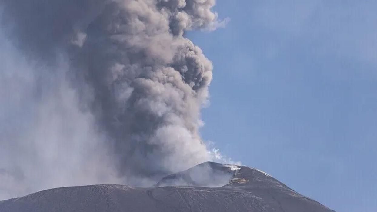 Etna Yanardağı'nın patlamasıyla oluşan kül bulutu uçuşları aksattı