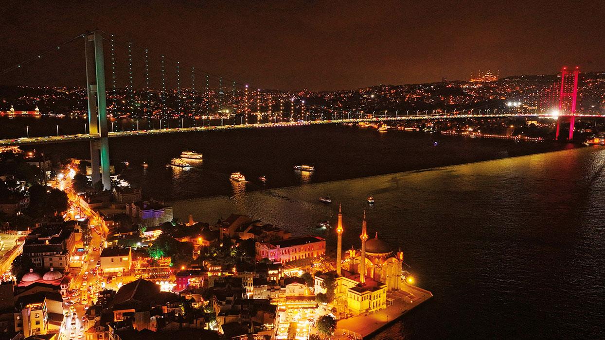 İstanbul'da görsel şölen! "Mekke İttifakı" Boğaz'a yansıdı