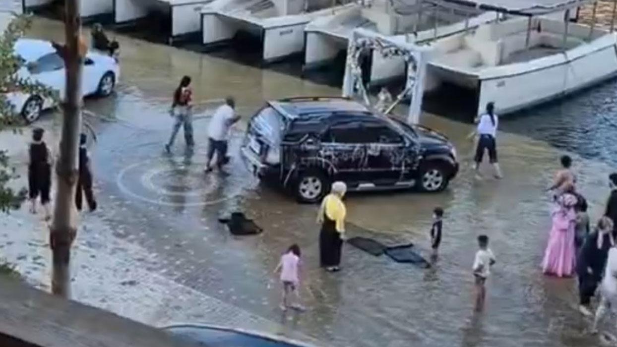 Şaşkın bakışlara aldırmadı! İçme suyu barajında araç yıkadı