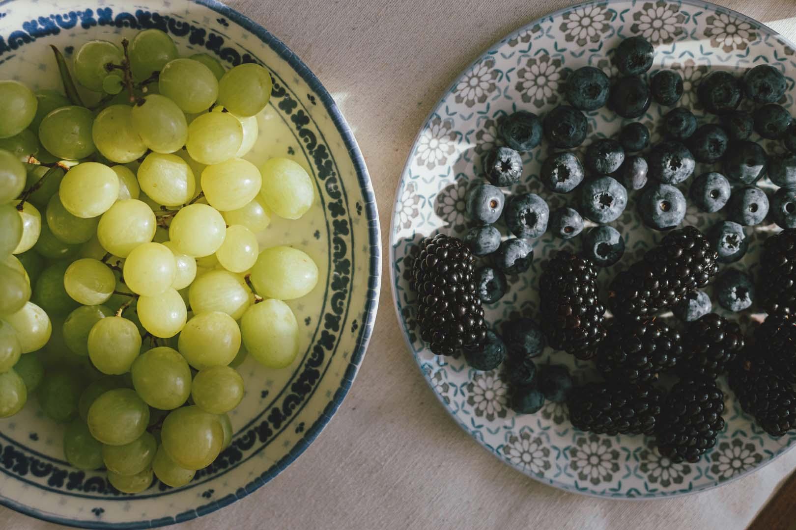 Hangi meyvede daha fazla lif ve vitamin var? Yaban mersini mi üzüm mü?