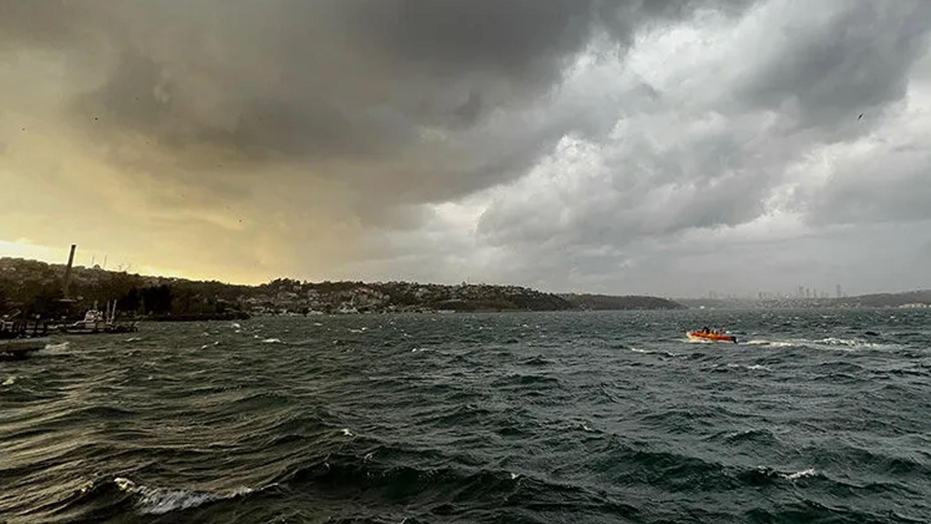 İstanbul'da yüksek dalga boyu alarmı... O ilçede denize girmek yasaklandı