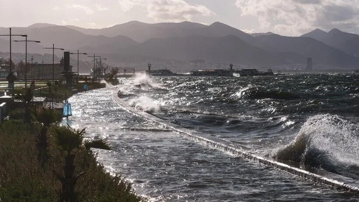 Meteorolojiden kuvvetli rüzgar ve sağanak alarmı: Çatı uçması ve ulaşım riski