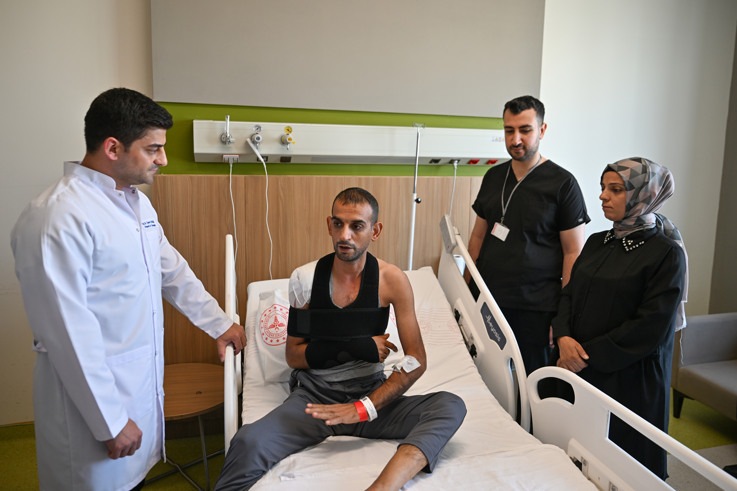 Gaziantep'te işçinin hasarlı omuz kıkırdağı dizinden alınan dokuyla onarıldı