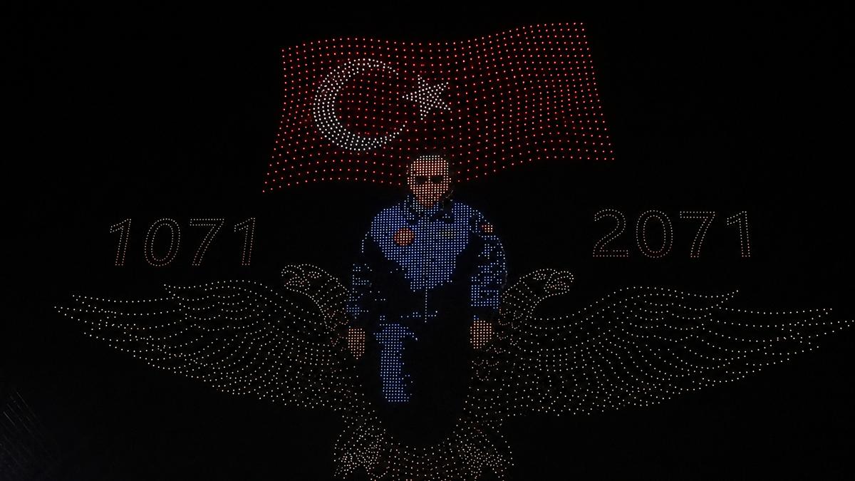25 yıllık gurur gökyüzüne yansıdı: Binlerce dronla muazzam gösteri
